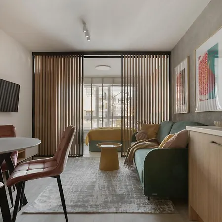 Glow Apartments, Slaska 12 *