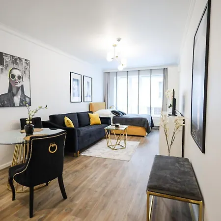 Glow Apartments, Slaska 12 アパート *