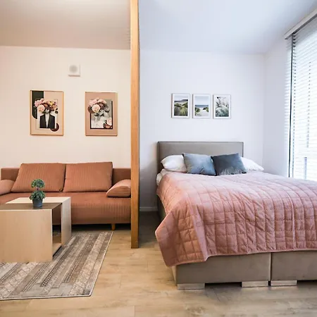 Glow Apartments, Slaska 12 *