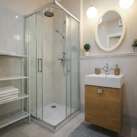 Glow Apartments, Slaska 12 *