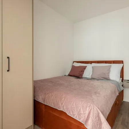 Glow Apartments, Slaska 12 *