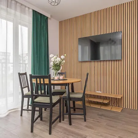 Glow Apartments, Slaska 12 *